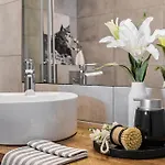 84 & - Sauna & Jacuzzi Bed and Breakfast