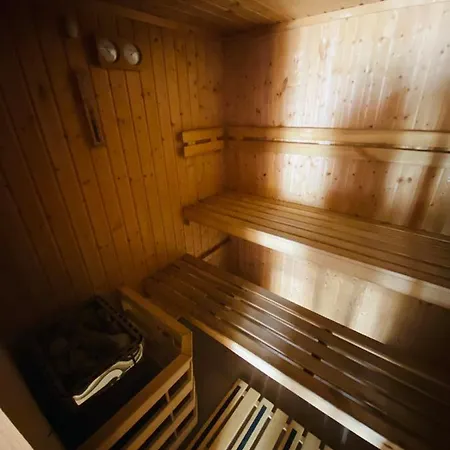 84 & - Sauna & Jacuzzi Oda ve Kahvaltı 3*