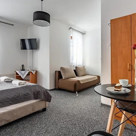 84 & - Sauna & Jacuzzi Oda ve Kahvaltı 3*